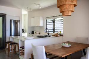 Η κουζίνα ή μικρή κουζίνα στο Beach Villa Poema
