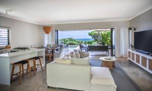 Μια τηλεόραση ή/και κέντρο ψυχαγωγίας στο Beach Villa Poema