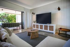Μια τηλεόραση ή/και κέντρο ψυχαγωγίας στο Beach Villa Poema