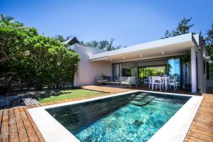 Πισίνα στο ή κοντά στο Beach Villa Poema