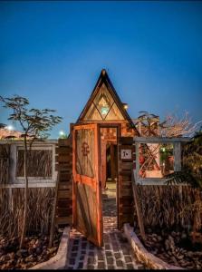 Casa pequeña con puerta y ventanas de madera en Banan Beach, en Ras al Khaimah