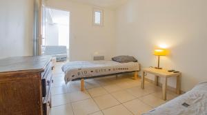 Dormitorio pequeño con cama y mesa en Le scipion, en Champfleury
