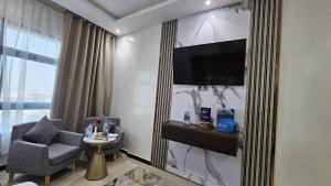 Khawr Maksarفندق ماريوت عدن السياحي Marriott Aden Hotel的酒店客房设有椅子和电视。