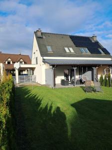 a house with solar panels on the roof at Familienferienhaus Lilja - polnische Ostsee in Trzęsacz