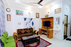 Televisyen dan/atau pusat hiburan di Bhagora CJMA Home Stay/Villa +23 gambar