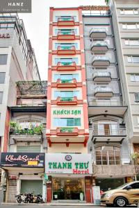 wysoki budynek apartamentowy ze spa Akritkrit i hotelem ahmkrit tip w obiekcie HANZ Thanh Thu Hotel w Ho Chi Minh