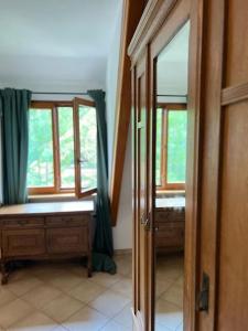 La salle de bains est pourvue d'une fenêtre et d'une porte en bois. dans l'établissement Titisee Traumblick, à Hinterzarten