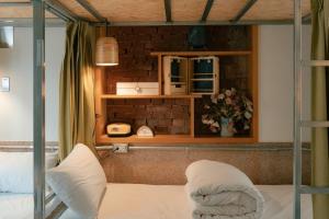 台南的住宿－365.合日旅所，一间卧室配有一张带镜子的双层床