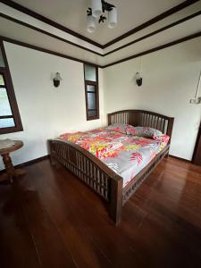 1 dormitorio con 1 cama con un edredón colorido en SJ House, en Chiang Mai