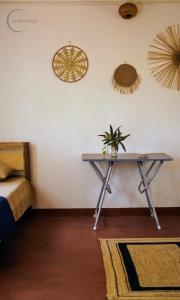 a room with a table with a potted plant on it at Svabodha Wellness in Parxem