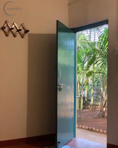 a glass door in a room with a bathroom at Svabodha Wellness in Parxem