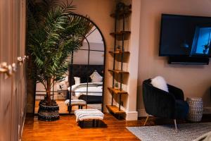 Khu vực ghế ngồi tại St Anne's Manor - Luxury Villa with Hot Tub