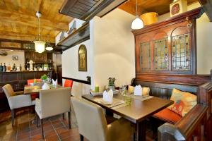 ein Restaurant mit einem Tisch und Stühlen sowie einer Bar in der Unterkunft Bergers-Landgasthof in Enge-Sande