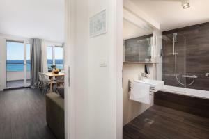 Koupelna v ubytování Luxury Apartments Jolara With Heated Pool - Deluxe Apartment 18