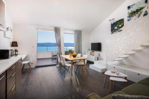TV a/nebo společenská místnost v ubytování Luxury Apartments Jolara With Heated Pool - Deluxe Apartment 18