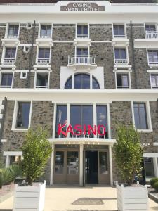un bâtiment avec un panneau krispy kreme dans l'établissement Grand Hôtel Perros-Guirec, à Perros-Guirec