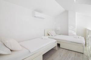 Postel nebo postele na pokoji v ubytování Luxury Apartments Jolara With Heated Pool - Deluxe Apartment 18
