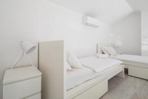 Postel nebo postele na pokoji v ubytování Luxury Apartments Jolara With Heated Pool - Deluxe Apartment 18