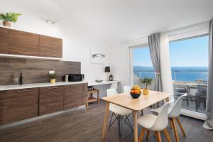 Kuchyň nebo kuchyňský kout v ubytování Luxury Apartments Jolara With Heated Pool - Deluxe Apartment 18