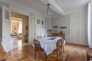 a dining room with a white table and chairs at Chambre privée en hyper-centre de Grenoble in Grenoble