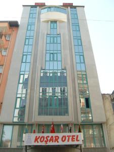 Um edifício com uma placa de escritório Kotsar em frente. em Kosar Hotel em Denizli