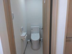 ein kleines Bad mit WC und Waschbecken in der Unterkunft お宿イレブン 