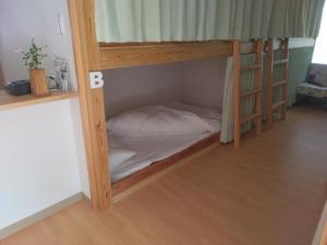 ein Schlafzimmer mit einem Etagenbett in einem Zimmer mit in der Unterkunft お宿イレブン 