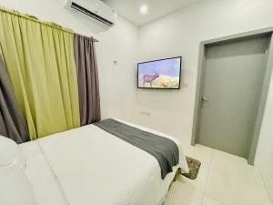 um quarto com uma cama e uma televisão na parede em SALT ST LUCIA em Vieux Fort