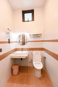 a bathroom with a toilet and a sink at Khách sạn Vạn Phúc - Yên Bái in Xóm Soi (2)