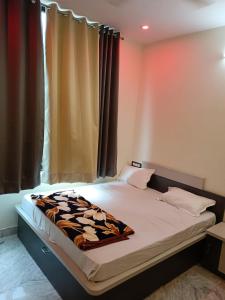 Un dormitorio con una cama con una manta. en Hotel Raj 2 KM from Janana Hospital and 1 KM from MDS University en Ajmer