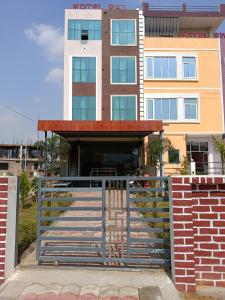 budynek ze schodami przed budynkiem w obiekcie Hotel Raj 2 KM from Janana Hospital and 1 KM from MDS University w mieście Adźmer