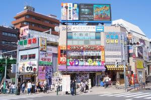 東京にあるアパホテル〈東新宿 歌舞伎町東〉の交差点の賑やかな街道