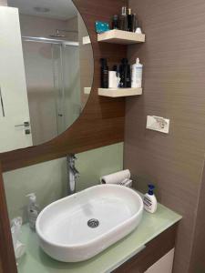 La salle de bains est pourvue d'un lavabo et d'un miroir. dans l'établissement Cosy 1+1, à Istanbul