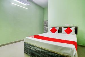 Postel nebo postele na pokoji v ubytování OYO Flagship Hotel V Darshini