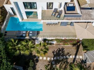 una vista aérea de una villa con piscina en Esmeralda - By Almarina Villas, en Benissa