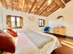 um quarto com uma cama grande e uma cadeira azul em FRONTE MURA LUCCA - Parcheggio - WiFi Il CORTIGIANO em Lucca