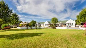 a large yard with houses in the background at Lady Loch Country House in Wellington