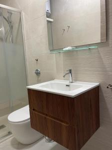 ein Badezimmer mit einem Waschbecken, einem WC und einem Spiegel in der Unterkunft Appartamento Francesca in Trapani