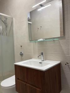 ein Badezimmer mit einem Waschbecken, einem Spiegel und einem WC in der Unterkunft Appartamento Francesca in Trapani