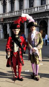twee mensen in kostuums die op straat staan bij La casa di Bruno in Piove di Sacco