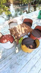 Cool Pool Bungalow في Ban Phônmuang: طاولة وكراسي خشبية على سطح خشبي