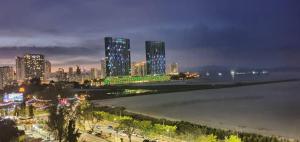 eine Skyline der Stadt in der Nacht mit einem Fluss und Gebäuden in der Unterkunft Penang Amazing SeaView Private Lift 梹城富人区绝美海景公寓私人电梯 in Tanjong Tokong