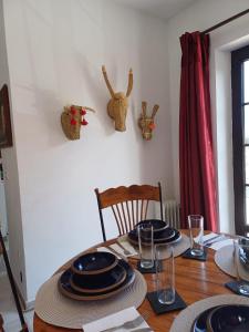 une table avec des assiettes et des verres au-dessus dans l'établissement Cozy apartment in Mijas, à Mijas