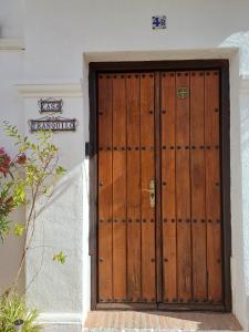 une porte en bois sur le côté du bâtiment dans l'établissement Cozy apartment in Mijas, à Mijas