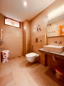 Koupelna v ubytování Hotel Lee Green, on Mall Road Manali