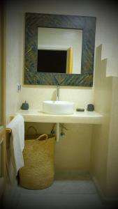 een badkamer met een wastafel en een spiegel bij Villa mirleft DEA in Mirleft
