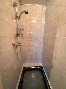 La salle de bains est pourvue d'une douche et de toilettes. dans l'établissement Haven of peace at the gates of Paris, à Montreuil
