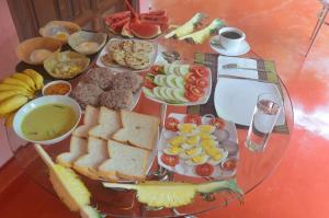 una mesa de cristal con una bandeja de comida. en Amazon Cabanas, en Tissamaharama