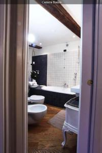 ein Badezimmer mit 2 WCs und einer Badewanne in der Unterkunft Colazione in Piazza Castello in Turin