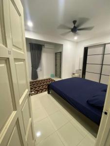 Cama ou camas em um quarto em Wan D'Zahra Homestay